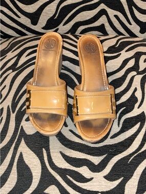 Tory Burch Beige Patent Leather Slide Sandals with Gold Logo Accent